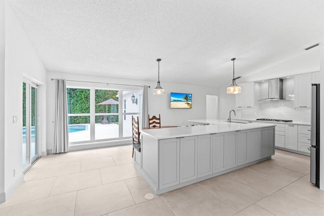 10223 Hunt Club Lane, Palm Beach Gardens, FL 33418