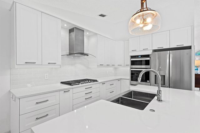 10223 Hunt Club Lane, Palm Beach Gardens, FL 33418