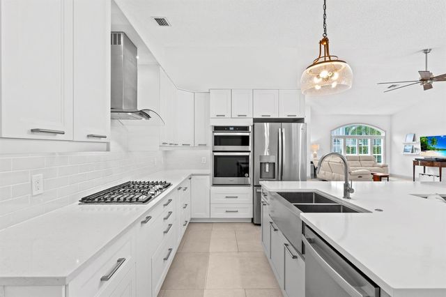 10223 Hunt Club Lane, Palm Beach Gardens, FL 33418