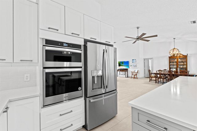 10223 Hunt Club Lane, Palm Beach Gardens, FL 33418
