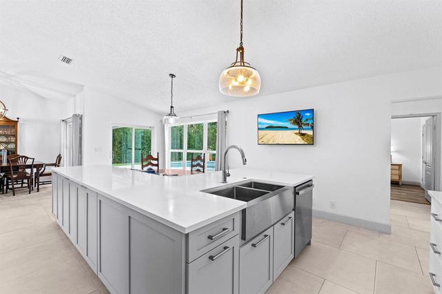 10223 Hunt Club Lane, Palm Beach Gardens, FL 33418