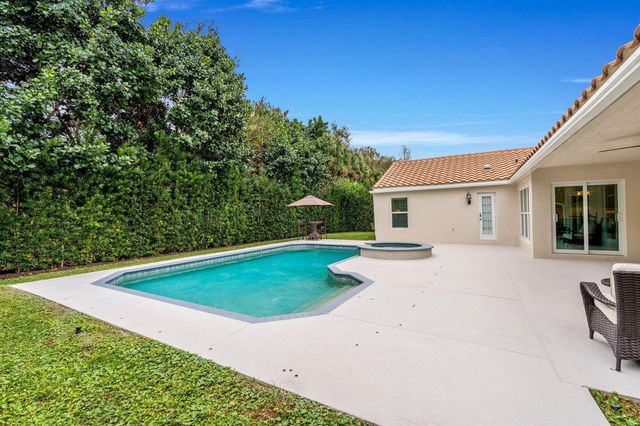 10223 Hunt Club Lane, Palm Beach Gardens, FL 33418
