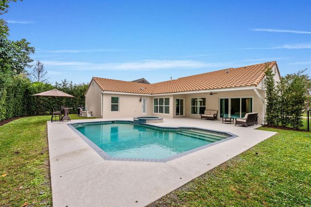 10223 Hunt Club Lane, Palm Beach Gardens, FL 33418