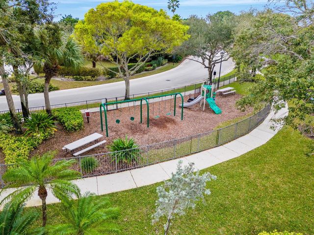 10223 Hunt Club Lane, Palm Beach Gardens, FL 33418