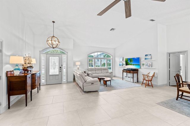 10223 Hunt Club Lane, Palm Beach Gardens, FL 33418