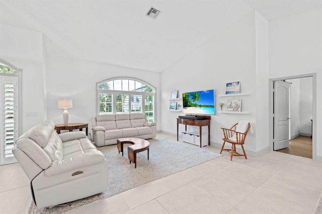 10223 Hunt Club Lane, Palm Beach Gardens, FL 33418