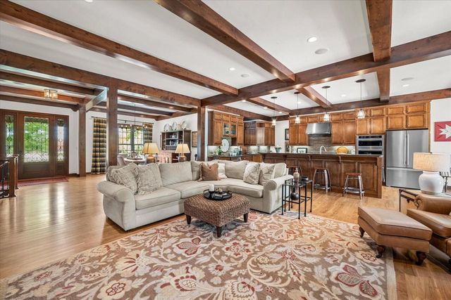 2150 Old Lantern CIRCLE, Delafield, WI 53018