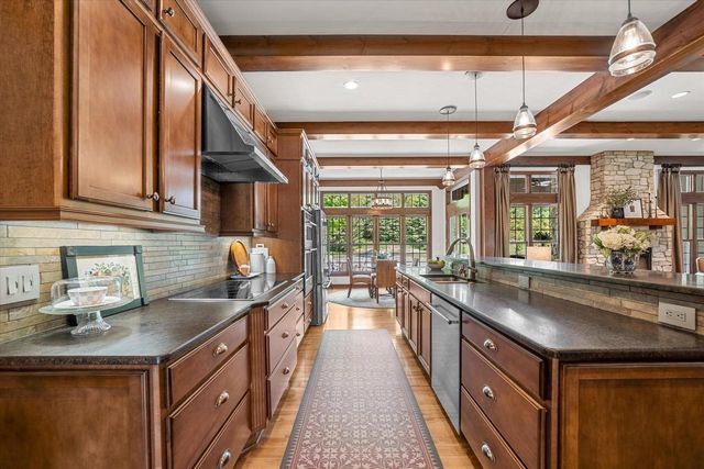 2150 Old Lantern CIRCLE, Delafield, WI 53018