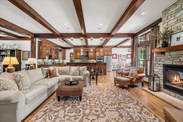 2150 Old Lantern CIRCLE, Delafield, WI 53018