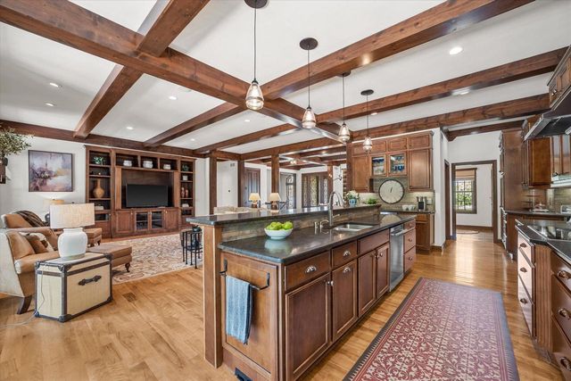 2150 Old Lantern CIRCLE, Delafield, WI 53018
