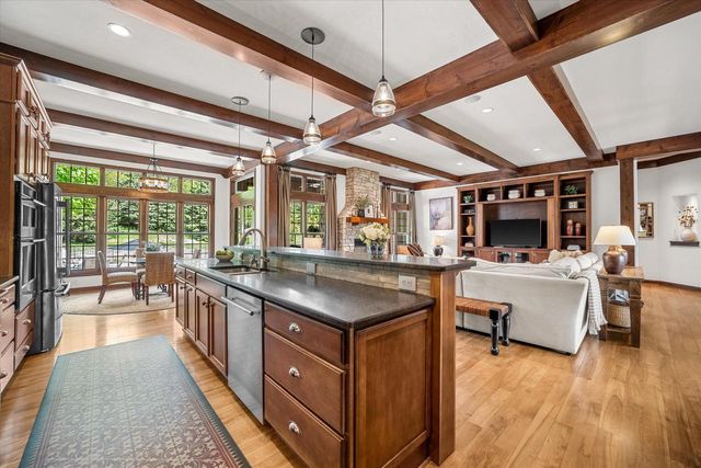 2150 Old Lantern CIRCLE, Delafield, WI 53018