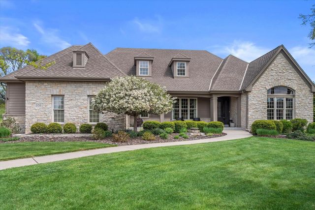 2150 Old Lantern CIRCLE, Delafield, WI 53018