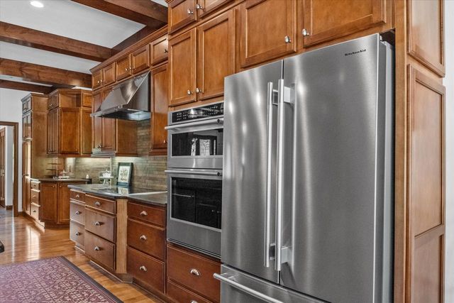 2150 Old Lantern CIRCLE, Delafield, WI 53018