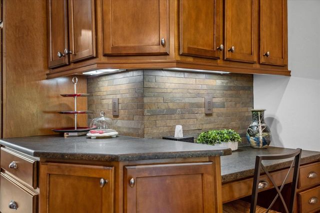 2150 Old Lantern CIRCLE, Delafield, WI 53018