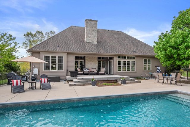 2150 Old Lantern CIRCLE, Delafield, WI 53018