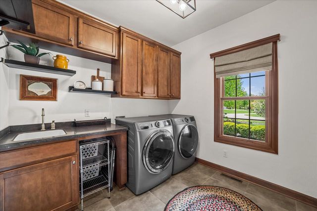 2150 Old Lantern CIRCLE, Delafield, WI 53018