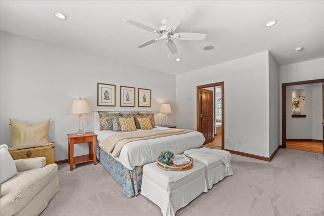 2150 Old Lantern CIRCLE, Delafield, WI 53018