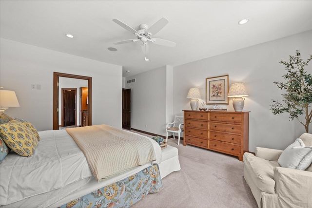 2150 Old Lantern CIRCLE, Delafield, WI 53018