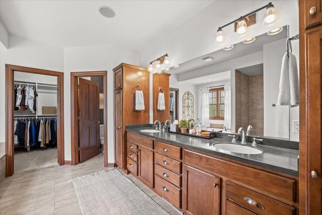 2150 Old Lantern CIRCLE, Delafield, WI 53018