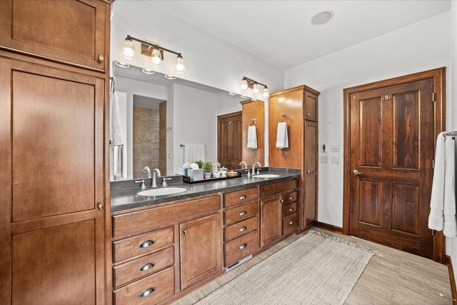 2150 Old Lantern CIRCLE, Delafield, WI 53018