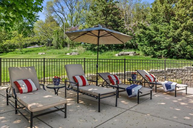 2150 Old Lantern CIRCLE, Delafield, WI 53018