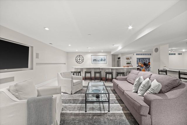 2150 Old Lantern CIRCLE, Delafield, WI 53018