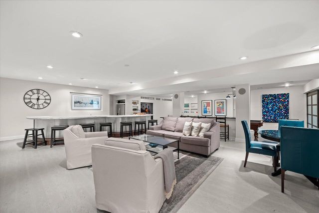 2150 Old Lantern CIRCLE, Delafield, WI 53018