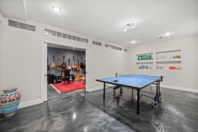 2150 Old Lantern CIRCLE, Delafield, WI 53018