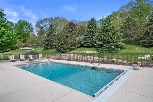 2150 Old Lantern CIRCLE, Delafield, WI 53018
