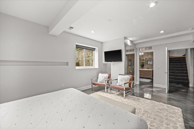 2150 Old Lantern CIRCLE, Delafield, WI 53018