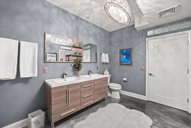 2150 Old Lantern CIRCLE, Delafield, WI 53018