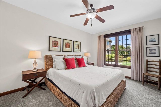 2150 Old Lantern CIRCLE, Delafield, WI 53018