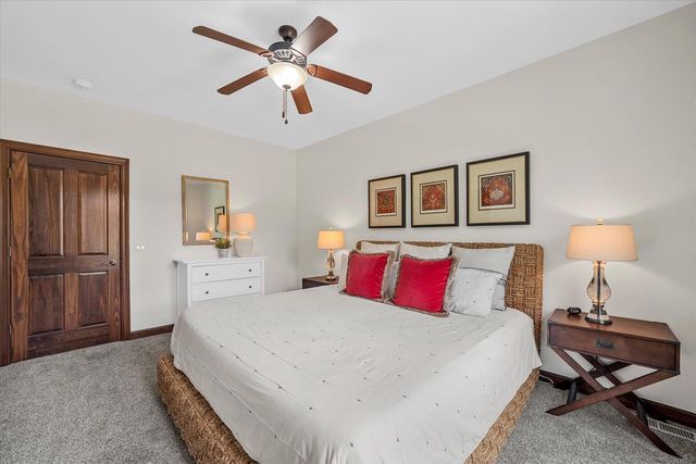 2150 Old Lantern CIRCLE, Delafield, WI 53018