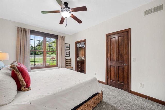 2150 Old Lantern CIRCLE, Delafield, WI 53018