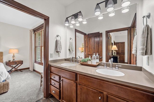 2150 Old Lantern CIRCLE, Delafield, WI 53018