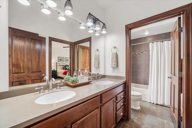 2150 Old Lantern CIRCLE, Delafield, WI 53018