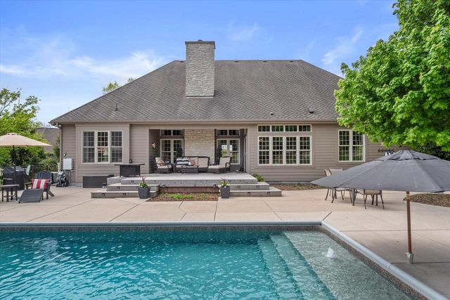 2150 Old Lantern CIRCLE, Delafield, WI 53018