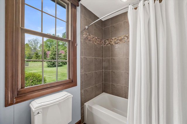 2150 Old Lantern CIRCLE, Delafield, WI 53018