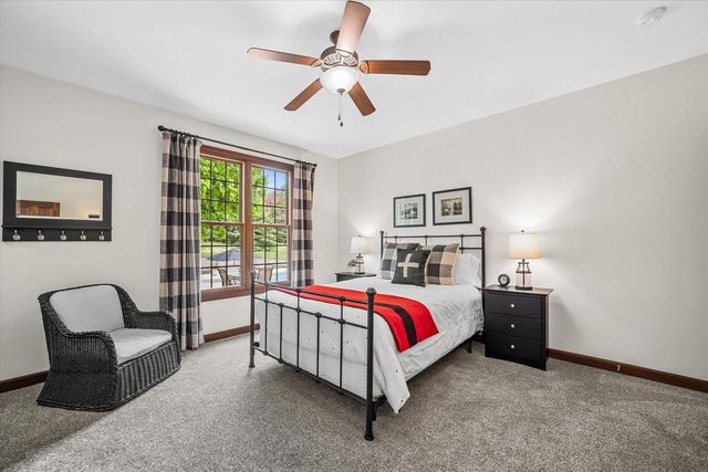 2150 Old Lantern CIRCLE, Delafield, WI 53018