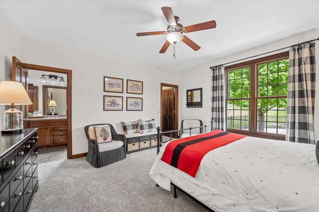 2150 Old Lantern CIRCLE, Delafield, WI 53018