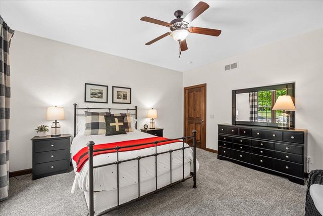 2150 Old Lantern CIRCLE, Delafield, WI 53018