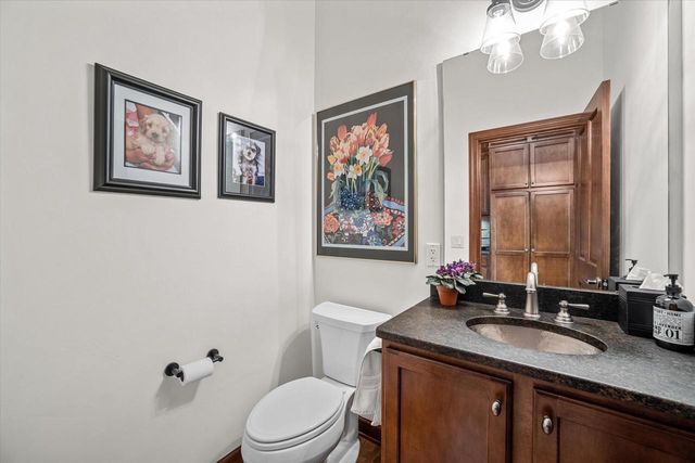 2150 Old Lantern CIRCLE, Delafield, WI 53018