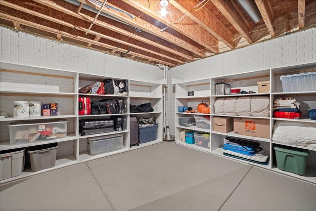 2150 Old Lantern CIRCLE, Delafield, WI 53018
