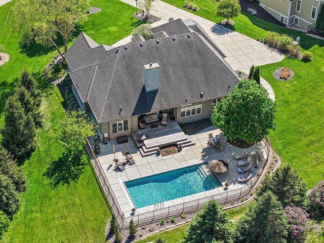 2150 Old Lantern CIRCLE, Delafield, WI 53018