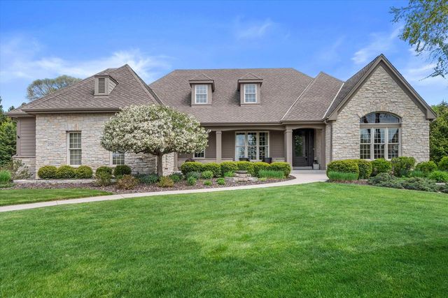2150 Old Lantern CIRCLE, Delafield, WI 53018