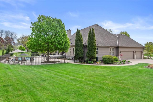 2150 Old Lantern CIRCLE, Delafield, WI 53018