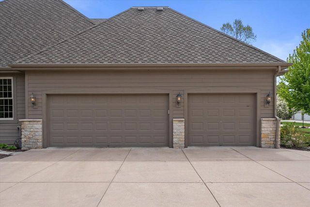 2150 Old Lantern CIRCLE, Delafield, WI 53018