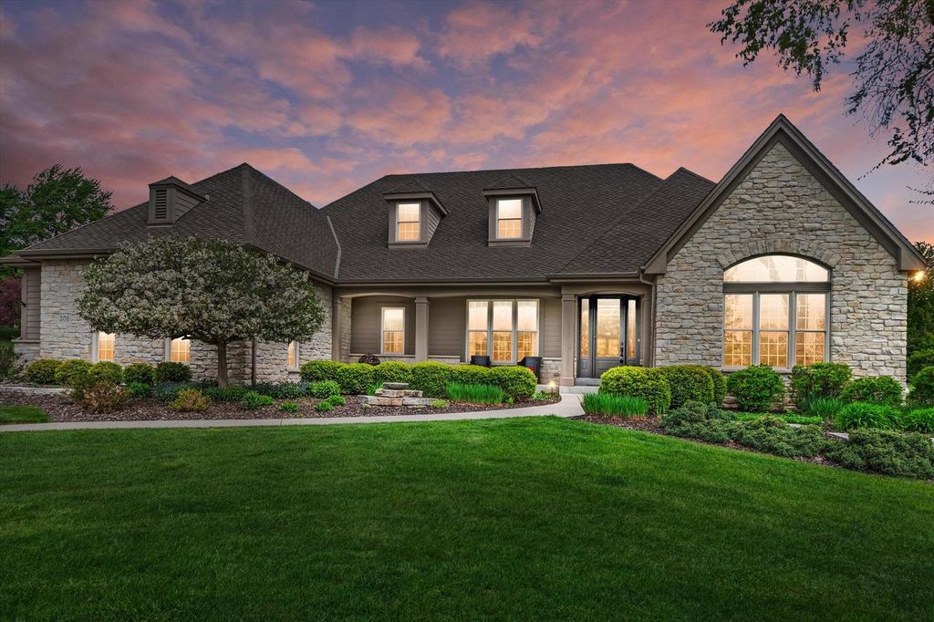 2150 Old Lantern CIRCLE, Delafield, WI 53018