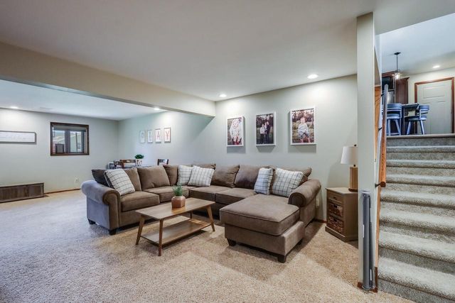 5033 Brookfield CIRCLE, Manitowoc, WI 54220