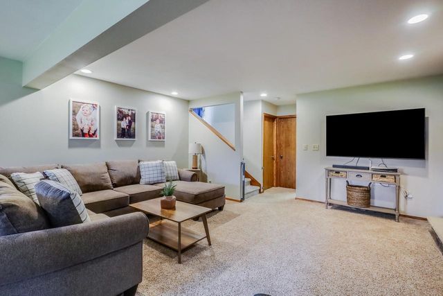 5033 Brookfield CIRCLE, Manitowoc, WI 54220